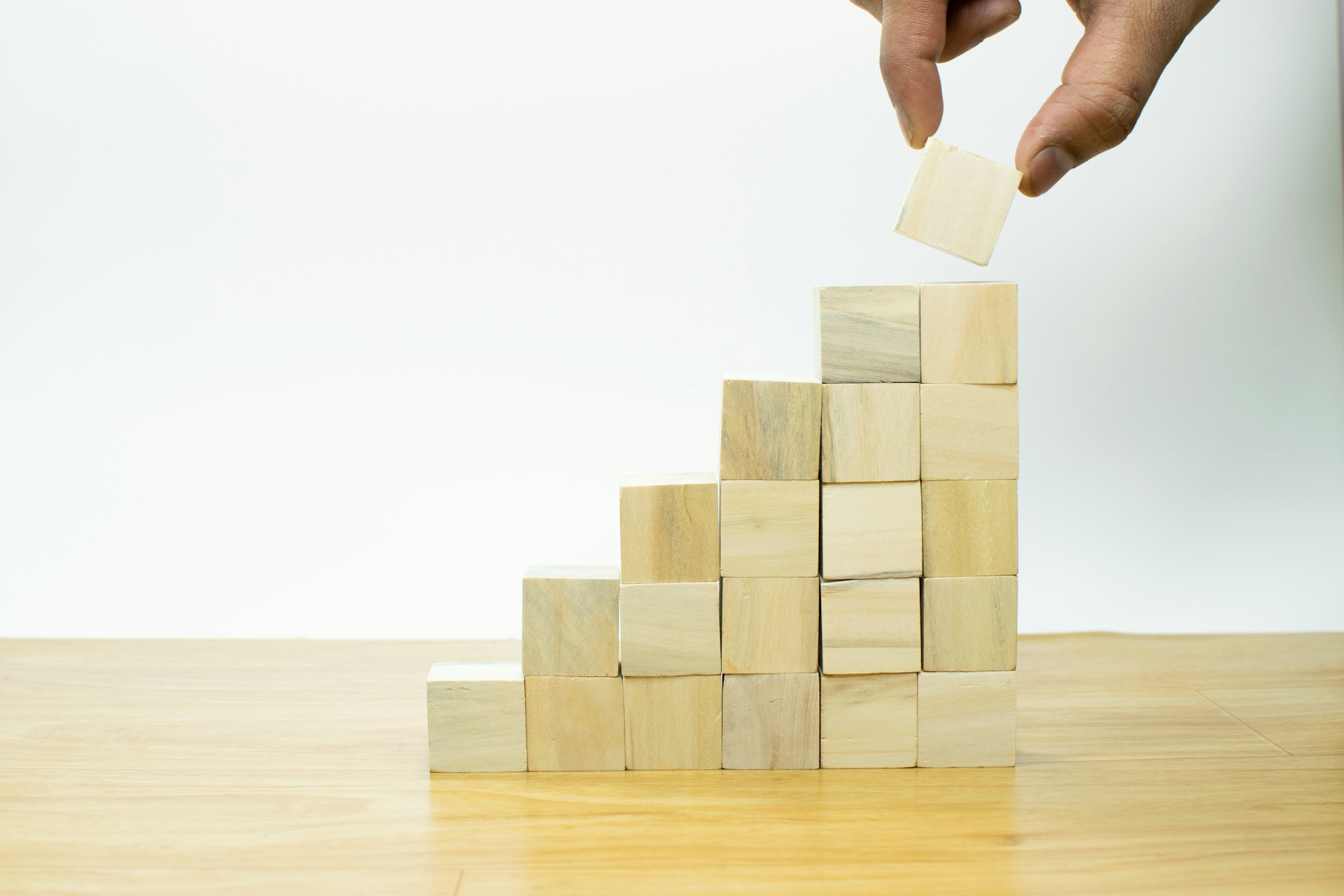 Blocks shaped like a set of steps representing 7 key strategies for LinkedIn Ad tailored for saas companies